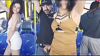 Leidenschaftliche Frau Wird Begrapscht Und Kommt Auf Einer Geschäftigen Busfahrt!