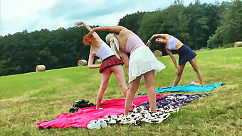 Yoga E Ginnastica All'Aperto Con Bellezze Calde In Uniformi Scolastiche