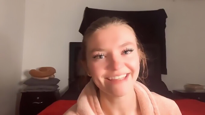 Nærbillede Af En Kvinde, Der Når Orgasme, Mens Hun Snakker Beskidt På Webcam Med En Ung Amatør