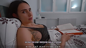 Mama Vitregă Cu Sânii Mari Primește O Handjob Și Un Creampie În Acest Videoclip Amator