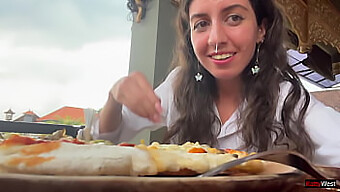 Genieten Van Pizza Met Romige Topping In Een Openbaar Eethuis