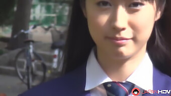 Tomomi Motozawa穿着校服给她的同学一个好口交