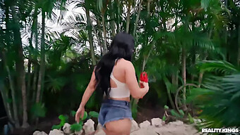 La Milf Morena Jennifer White Disfruta De Una Sensual Experiencia En Solitario