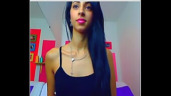 Hermosa Chica De Webcam Disfruta Del Placer Anal Con Un Dildo