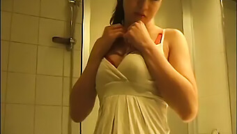 Dominika, Een Tsjechische Amateur Babe, Laat Haar Strakke Kutje Zien In Een Zelfgemaakte Video