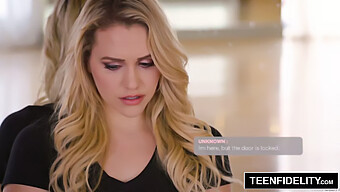 Mia Malkova Truer Bankmanden Med Sine Kurver I Et Hedt Møde