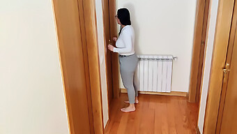 Eine Milf Verwöhnt Sich Vor Ihrem Stiefsohn In Diesem Heißen Video