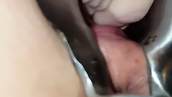 Dedilhando O Buraco Do Peehole De Uma Loira Em Uma Brincadeira Bdsm