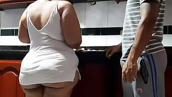 Cô Gái Trẻ (18+) Bị Một Người Phụ Nữ Trưởng Thành Đụ Vào Mông Chặt Của Mình