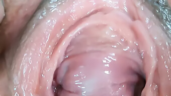 18+ Küçük Göğüslü Kolombiyalı Kız Kamerada Boşalıp Fart Yapıyor