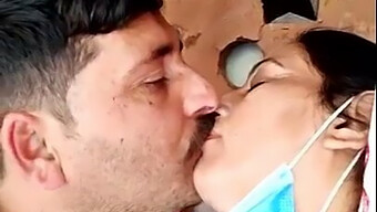 パキスタンの熟女と若い男の子がベッドでセックス!