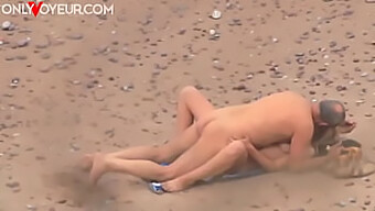 Un Couple Mature Se Salit Sur La Plage En Hd