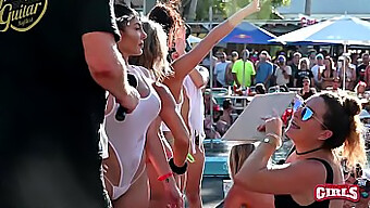 Gruppo Di Ragazze Arrapate In Bikini Che Si Mostrano E Twerkano In Piscina