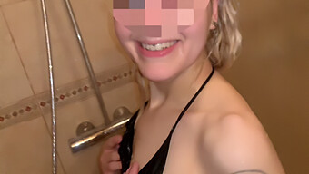 Une Fille Italienne Amateur Prend Profondément Dans La Douche