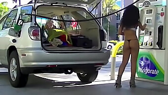 Nikki Brazil Muestra Su Culo Perfecto En Una Gasolinera Pública