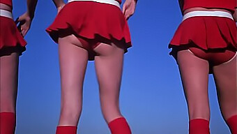 Büyük Göğüslü Bir Cheerleader'In Tam Hd Videosu