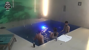 Dubbel Njutning: Pooltrekant Med Vänner Och Dominans.