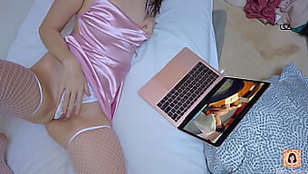 Mooi Meisje Komt Klaar Terwijl Ze Naar Porno Kijkt