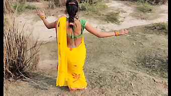 Una Chica India De 18 Años Con Un Gran Culo Disfruta Del Sexo Público En Un Entorno Natural