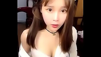 Si Cantik Asia Memamerkan Pantatnya Yang Lucu Di Webcam