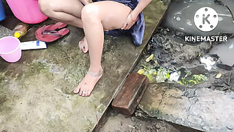 Si Cantik Asia Mendapat Pukulan Dan Handjob Di Luar Ruangan