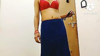 Bhabhi Indiana Bisessuale In Sari Si Spoglia E Si Fa Piacere Con Le Dita