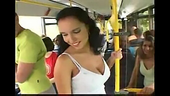 Milf Laura Lion De Seios Grandes Em Um Ônibus