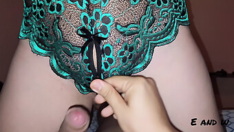 Gadis Sekolah Amatur Dalam Lingerie Mendapat Sesi Solekan