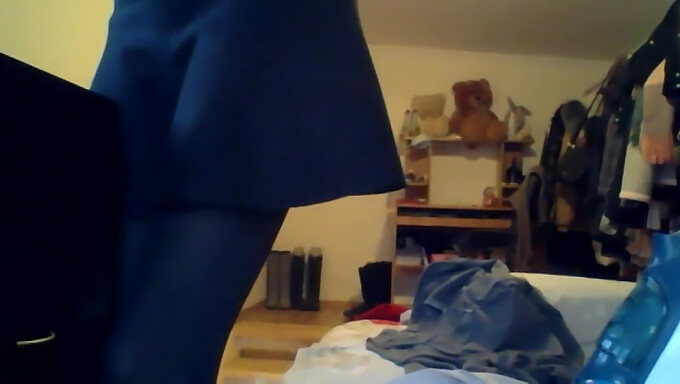 Verleidelijk Meisje In Panty Poseert Voor Gehackte Webcam.