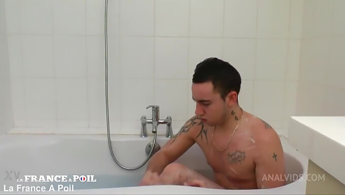 Un Jeune Français Reçoit L'Éjaculation Faciale De Sa Propriétaire Cougar Sous La Douche.