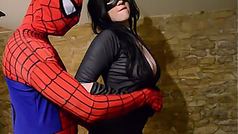 Dögös Cosplay Catwoman Orális Szopást Ad Spidermannek, És Elveszi A Spermáját