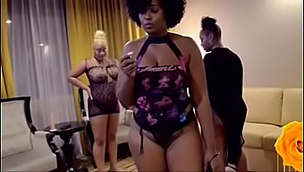 Ebony Shemale Dominerer Ældre Hvid Mand I Vegas Med Ekstrem Bdsm