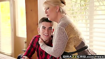 Blonde Milf Mit Großen Brüsten In Einer Hausgemachten Amerikanischen Pornoszene