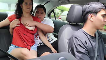 Une Ado Excitée Avec De Gros Seins Naturels Se Fait Baiser Dans La Voiture