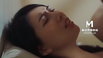 Asiatische Stiefschwester Verführt Und Gibt Einen Blowjob In Hd