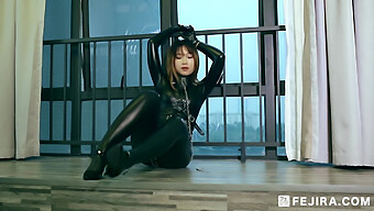 Se En Japansk Pige I Bdsm Bondage På En Latex Catsuit