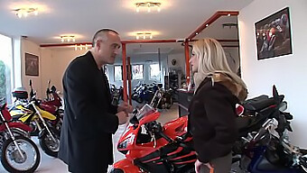 バイクをありがとう、欲求不満の男たちはアナルとオーラルセックスも大好きだ。