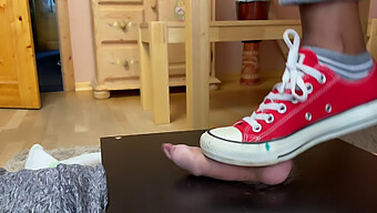 การยิงน้ําเชื่อมของลูกบอลเยอรมันกับ Red Converse Chuck