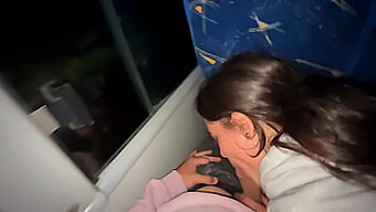 Un Adolescent Alb Face Sex Oral Cu Un Pasager Dintr-Un Autobuz Aleatoriu Și Primește O Ejaculare