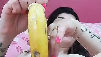 십대 (18+) 는 바나나를 사용하여 자신을 즐깁니다