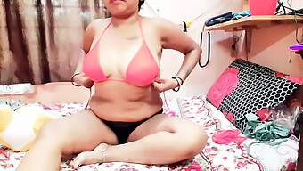 Milf Asiática Em Lingerie Provoca Com Biquíni E Calcinha