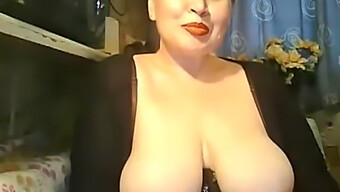 Moden Milf Med Store Naturlige Bryster På Webcam