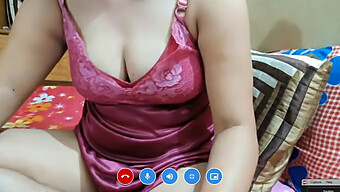 Une Mature Indienne Au Gros Cul Se Fait Étirer Le Cul Serré Devant Sa Webcam