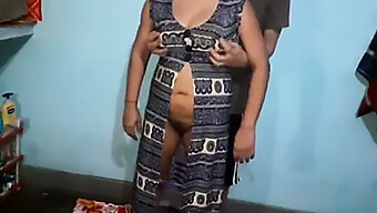 Indische Bhabhi Wird Von Pados Ki Auntie Hart In Einer Nacht Gefickt