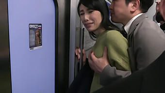 Una Milf Japonesa Recibe Una Paja Ligada A Un Tren