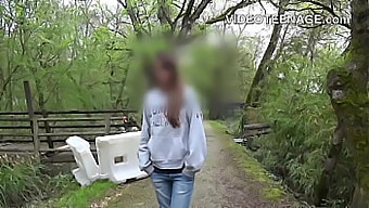 Młode Dziewczyny Z Branży Porno Doświadczają Swojego Pierwszego Castingu.