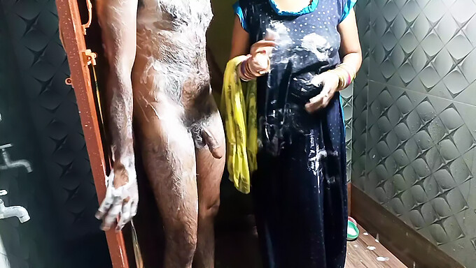 18+ भारतीय किशोर कठोर हो जाता है बाथरूम में सेक्स