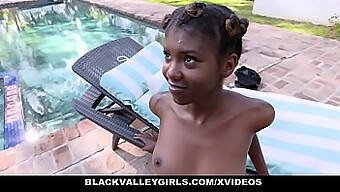 Blackvalleygirls Präsentiert Den Hardcore Analsex Eines Heißen Ebony Teens Mit Einem Schwimmtrainer