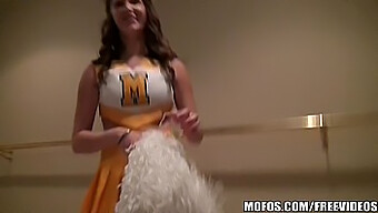 Чувствените Движения И Мастурбацията На Cheerleader Holly С Големи Цици