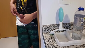 ¡la Estrella Porno Milf Da Una Increíble Mamada Y Garganta Profunda En La Cocina!